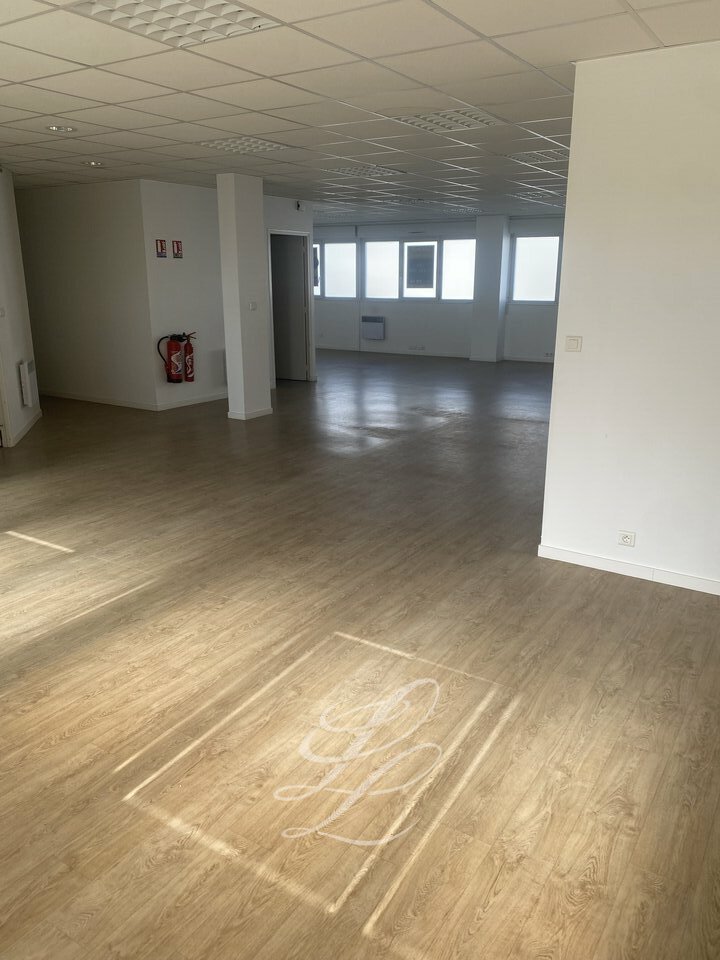 Vente - BUREAUX 156 m<sup>2</sup>